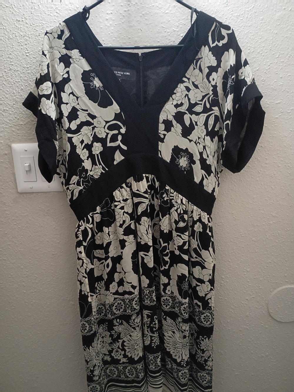 Jones New York -Black & White Floral V-Neck Women’s Top